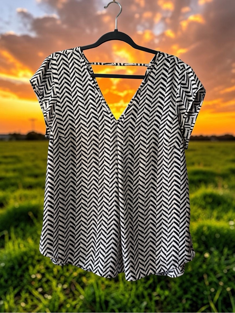 Daniel Rainn Black & Cream Chevron Stripe V-Neck Top